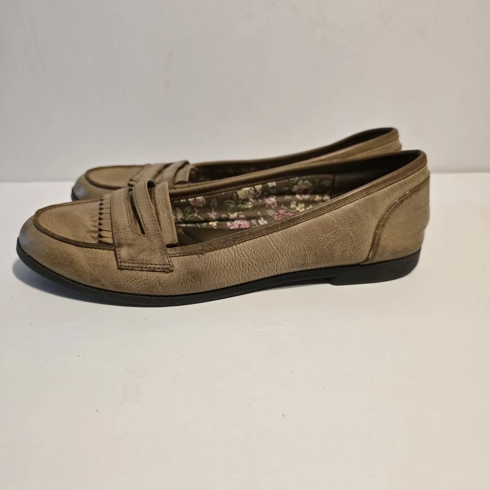Tan Faux Leather Penny Loafers with Floral Lining and Fringe Detail 7.5‎